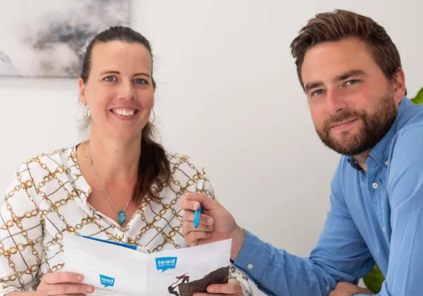 Stephanie en Niels overleggen over een dossier