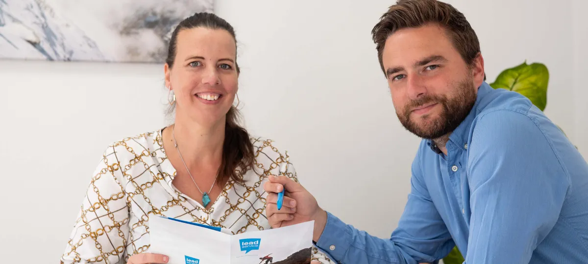 Stephanie en Niels Deprez overleggen over een dossier