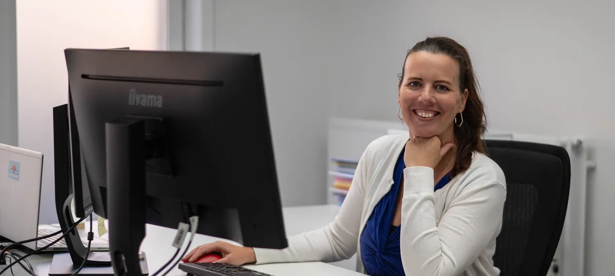 Stephanie Deprez aan haar bureau